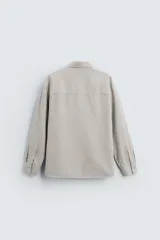 Camisa relaxed fit confeccionada en tejido con mezcla de algodón con tacto suave. Cuello solapa y manga larga acaba en puño con botón. Bolsillo plastrón en pecho. Cierre frontal de botonadura.