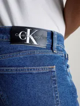 Jeans de corte slim tapered, color azul oscuro, con tiro medio, cinco bolsillos y cierre con cremallera.