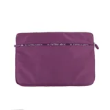 Funda púrpura para notebook con cierre superior y bolsillo externo con cierre. Tiene un compartimento principal y herrajes plateados.