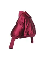 Campera bomber crop negra capitoneada con capucha y guantes integrados. Cierre frontal con cremallera y mangas abullonadas.