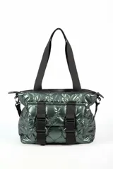 Cartera tipo tote bag color verde oscuro brillante, con diseño acolchado y correas negras. Presenta dos correas frontales con hebillas de plástico negras y un bolsillo frontal.