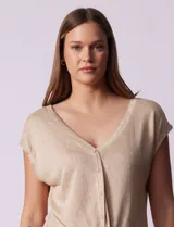 Blusa de modal con estampado de hojas en tonos azulados, escote en V con botones y ruedo anudado.