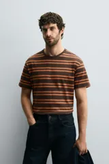 Camiseta marrón con rayas horizontales color naranja, de corte relaxed fit, cuello redondo a contraste y manga corta.