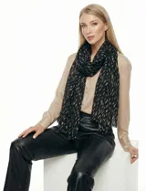 Bufandón de tejido suave marca Barrington, color negro con estampado abstracto en tonos beige. Presenta terminaciones desflecadas en los extremos.