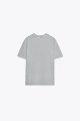 Camiseta gris de algodón con cuello redondo y manga corta. Tiene apliques de strass plateado en el frente.