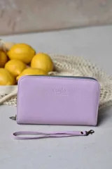 Billetera mediana color lila con cierre perimetral y correa de muñeca extraíble.