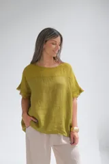 Remera color verde pistacho de lino italiano, con escote a la base, corte amplio y mangas cortas con detalle de flecos.