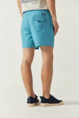 Short de baño estampado con cintura elástica ajustable con cordón, dos bolsillos laterales y uno trasero. Confeccionado en tela ligera de secado rápido y logo bordado.