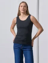 Musculosa de algodón color negro, de corte clásico y escote redondo.