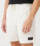 Bermuda celeste de sarga con cintura elástica ajustable con cordón, bolsillos laterales y traseros, y etiqueta con logo en la parte inferior.