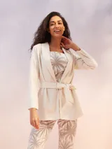 Blazer color crudo con lazo para atar en la cintura.