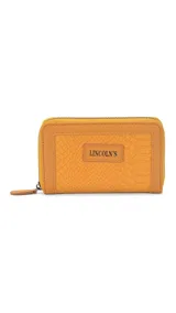 Billetera mediana color beige con textura croco, cierre alrededor y logo Lincoln's.