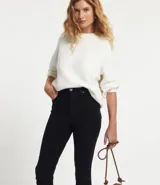 Pantalón skinny de terciopelo cotelê color marrón, con cintura mediana, bolsillos delanteros y traseros, cierre por botón y cremallera.
