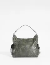 Cartera tipo hobo de cuero vegano color negro, con tapa frontal, cierre de hebilla central y bolsillos laterales con cierre.