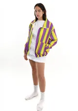 Campera ligera con cierre frontal y bolsillos. Confeccionada en tela de microfibra con diseño a rayas en sublimación.