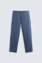 Pantalón azul de corte recto, con cintura ajustable, bolsillos laterales y traseros, y bolsillo tipo plastrón en la pierna. Tiene un lavado vintage con efecto de manchas.