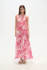 Vestido largo de viscosa con estampado multicolor, corte holgado, cuello en V y abotonadura frontal parcial.