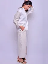 Falda larga color beige de lino con tajo lateral y cintura alta.