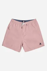 Short de baño liso color rosado pálido, con cintura elástica y cordón de ajuste blanco. Posee bolsillos laterales y un bolsillo trasero. Lleva un pequeño logo triangular de goma oscura en la parte inferior frontal derecha.