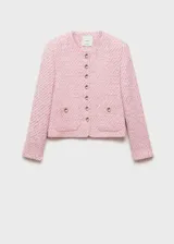 Chaqueta de tweed rosa con cuello redondo, cierre frontal con botones plateados, dos bolsillos de parche delanteros, corte entallado, forro interior y mangas largas.