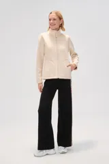 Campera color lila de micropolar con cuello alto, cierre frontal y bolsillos laterales.