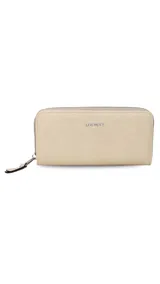 Billetera larga color beige de símil cuero, con cierre perimetral y bolsillo trasero con cierre.