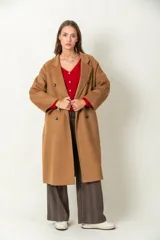 Tapado largo color camel, confeccionado en lana. Tiene doble botonadura, cuello con solapa y lazo para ajustar en la cintura.