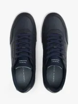 Zapatillas urbanas Tommy Hilfiger color azul marino, con suela blanca, confeccionadas en piel sintética con paneles texturizados y logo de la marca en el lateral.
