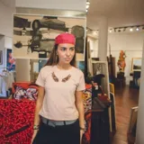 Remera color rosa pálido de algodón, manga corta y cuello redondo, con estampado de alas en el pecho.