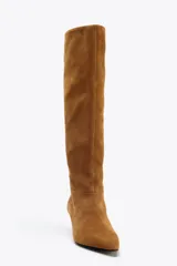 Bota de caña ancha color marrón de ante con tacón kitten y acabado en punta.