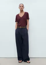 Camiseta de lino color vino tinto, con cuello en V y manga corta, de corte recto.