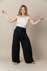 Pantalón italiano ancho con pinzas, cintura elastizada y lazo, de tejido ligero.