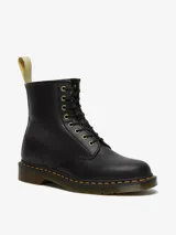 Bota de caña media negra, con cordones y suela cosida en amarillo. Fabricada con material sintético vegano Felix Rub Off, con suela resistente al aceite y la grasa, antiabrasión y antideslizante.