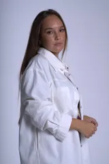 Sobrecamisa negra de gabardina con cuello camisero, cierre frontal con botones, mangas largas con puños abotonados y bolsillos de parche en el pecho.