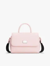 Cartera Tommy Jeans color rosa con asa superior, correa ajustable negra, cierre de solapa magnético, dos compartimentos principales y bolsillo interior con cremallera.