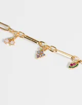 Collar corto con cadena dorada de eslabones alargados y dijes de frutas con strass de colores.
