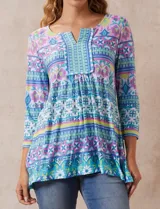 Blusa estampada de seda fría marca Ruby Rd, con cuello redondo y escote en V, y mangas tres cuartos.