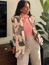 Blazer con estampado de leopardo en tonos neutros.