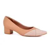 Zapato de cuero color beige con puntera en color crema, taco cuadrado y plantilla acolchada.