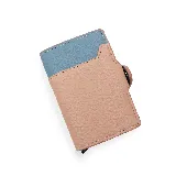 Tarjetero Panama Jack de cuero color rosa y celeste, con capacidad para varias tarjetas y sistema de apertura automática.
