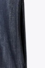 Vestido corto de Zara Woman Collection confeccionado en tejido tipo denim. Tiene cuello solapa, manga corta, bolsillos delanteros ocultos, bajo evasé y cierre frontal con botones.