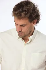 Camisa azul marino lisa de manga corta con cuello abotonado, cierre frontal con botones y bolsillo en el pecho. Confeccionada en algodón.