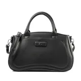 Cartera negra de símil cuero con asa rígida y correa desmontable regulable. Tiene acceso con cierre, bolsillo exterior con broche imantado, forro textil interior y dos bolsillos internos (uno con cierre y otro sin cierre).