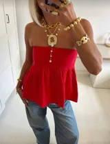 Top de tubo rojo, sin tirantes y de corte holgado.