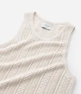 Musculosa de algodón color crema con cuello redondo y textura calada tipo ganchillo en franjas verticales.