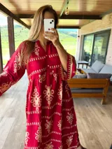 Túnica midi color rojo con estampado cachemir en beige, cuello en V y mangas 3/4.