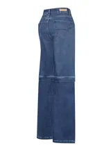 Pantalón de jean azul de tiro alto, corte recto, con bolsillos delanteros y traseros. Presenta costuras verticales a lo largo de la pierna y detalles de pespuntes en rodillas y muslos.
