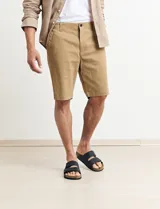 Bermuda color verde con bolsillos laterales y traseros.