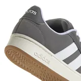 Championes Adidas Grand Court Alpha, color gris con las tres rayas laterales en blanco. Confeccionados en cuero sintético con forro textil y suela de goma.