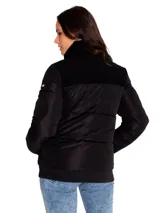 Campera puffer negra para mujer, marca Caterpillar. Cuenta con cuello alto, cierre frontal con botones a presión, bolsillos laterales inferiores, puños y cintura acanalados. Tiene un parche con el logo de Cat en la manga izquierda y forro estampado con el logo de Caterpillar.